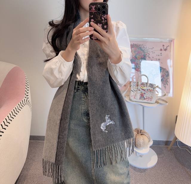 爱马仕双面围巾好看的要疯掉了，太有型太有魅力了非常斯文时尚的秋冬单品！真的很喜欢，非常Classical的男款设计100%羔绒，手感真的绝了上身效果真的随便怎么