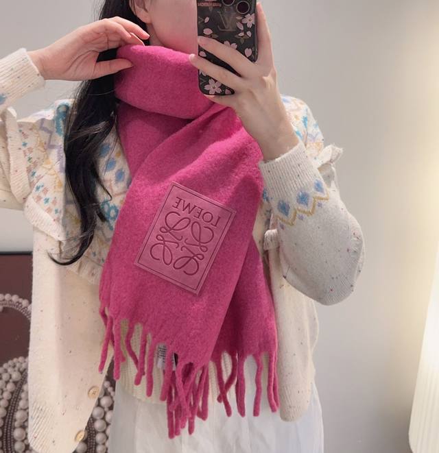 小红书同款 Loewe罗意威新品彩色马海毛围巾斯德哥尔摩的温暖色彩，第一眼便爱上，超高颜值，梦幻配色Loewe的围巾总是让人惊喜，融入北欧暖色系拼接，超级百搭，