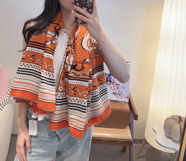 双面同色丝绒 尺寸：135×135Cm 材质：30真丝70羊绒 爱马仕的“亚马逊庆典”图案丝巾的设计灵感来源于对马术文化的独特诠释。这款丝巾的设计灵感源自“亚马