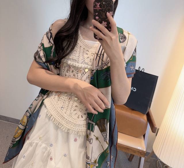 星辰合唱曲双面同色丝绒 创作渊源 吹响号角！骏马天堂正在举行盛大庆典。诸神开启舞会，庆祝宇宙重生，而星星在由马术配件组成的星座间穿梭游走。野村大辅 Daiske