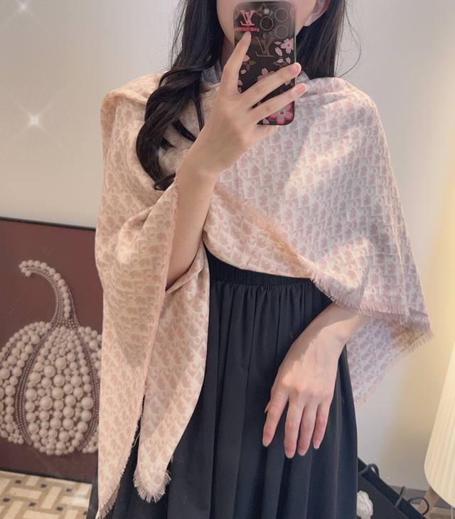 新款现货140丝绒方巾双面同色 专柜同步Dior 迪奥 抢Vip推荐 下手一定要快 高端 大爱 纯羊绒 婴儿触感舒服到飞女人尤物 货极少 四季都可以用真心美的让