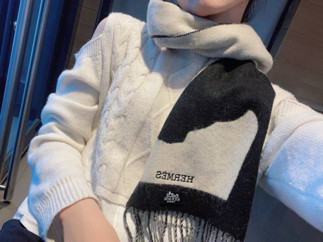 爱马仕爆款到款！H 小巧的山羊绒围巾 100%山羊绒 。 骏马融入“Is This A Love Story ”设计，展开亲密私语。 英国制造。 尺寸：30 X