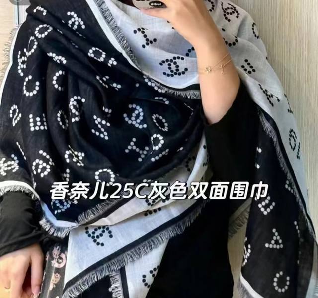 不带雪梨纸 2025新Chanel 经典茶花优雅Coco风，Chanel最新字母丝绒大方巾~气质到骨子里，香奶奶新一季的面料超高级，真心超级柔软，丝丝顺滑，韧性