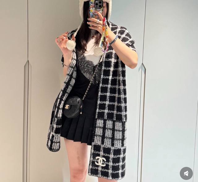 新款Chanel 香奈儿难得一见的针织单品，温柔配色，超级迷恋气质低调恬静又不失优雅 重点推荐一秒心动啊！！！高级，奢华！永恒！不是那种过眼云烟的款式！！！最大