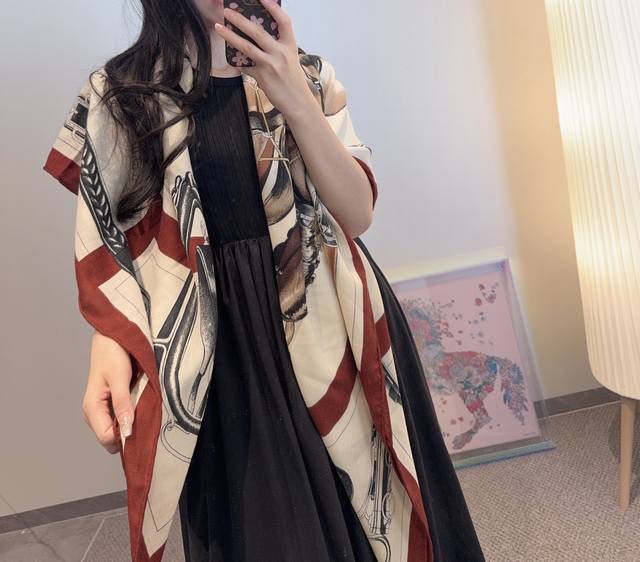 爱马仕 Hermes 2025年秋冬抢先 上新 双面同色丝毛方巾 手工卷边山羊绒和真丝混纺披肩 70%山羊绒，30%桑蚕丝 这款披肩采用经典山羊绒和真丝混纺面料