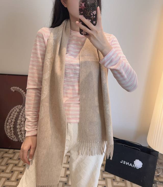 爱马仕双面围巾好看的要疯掉了，太有型太有魅力了非常斯文时尚的秋冬单品！真的很喜欢，非常Classical的男款设计100%羔绒，手感真的绝了上身效果真的随便怎么