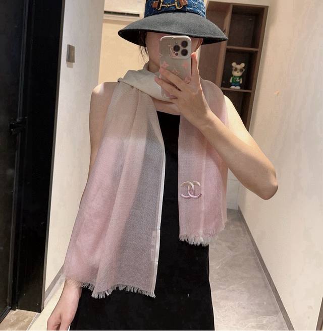 2025 年香奈儿极品原单 渐变色 非常温柔美丽的配色！高尖端产物重磅呈现 ，绝无仅有 史无前例 100%纯山羊绒 暗纹提花 手感好到爆绝对又是一款手慢无 工艺