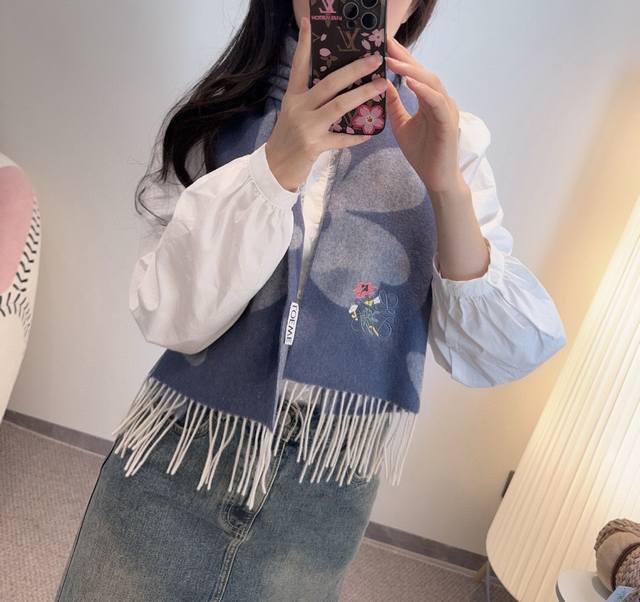 上新！Loewe 罗意威难得一见的温柔配色，低调又不失优雅 重点推荐双面配色，一条围巾两种风格搭配，高级舒适时髦气质，名小众，却大牌范十足，超级安利Loewe这