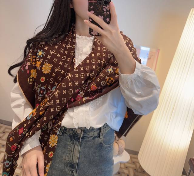 双面同色 原单Lv140Cm丝绒方本款方巾，丝印工艺刻画丰富细节，描绘 Monogram 薇薇安之家旅行箱 顶级斜纹真丝羊绒材质纯手工卷边，轻奢感十足 专柜新款