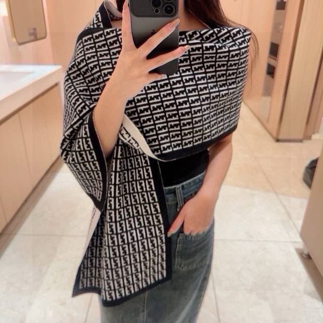 上新！Fendi 新款系列，针织双面围巾，一条两用，超级百搭实用的款式，男女士都能配戴！在新一季进行了全新升级，经典字母摩登时尚采用纯羊毛针织180×30Cm