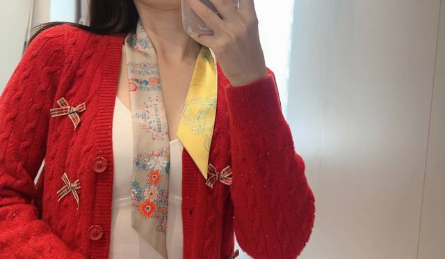 爱马仕Hermes“华丽的缰辔花卉版”Twilly小丝巾。 Twilly真丝缎带 100%桑蚕丝 。 这款小巧的真丝配饰佩戴方式千变万化，可为您的日常造型增添灵