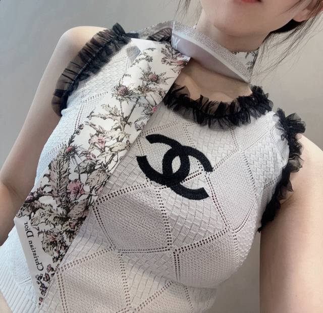 迪奥Dior花卉最新双层束发带。真心的越看越好看而且多Way用法，随便怎么搭配都好有腔调.超级柔软6100顶级进口双层真丝小飘带