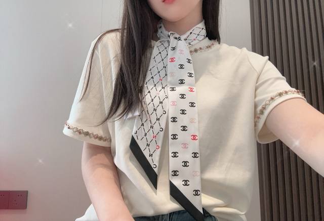 香奈儿Twilly小丝巾来了， 名副其实的小可爱， 人手三条闭眼收，我都不拦着 N久都没有见过这么好看的Twilly 真的是真香本香了，凹造型必备神器 数量不是