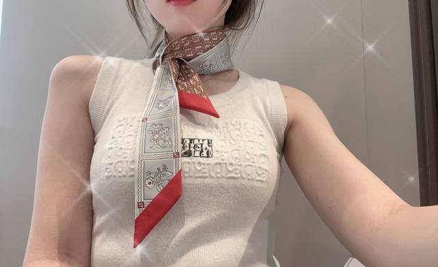 Fendi出货，最新限量款，仍然是经典的字母元素，100%18姆米重磅真丝斜纹绸，5*100Cm，单款单色