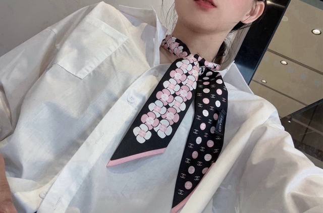 最新小红书 专柜同款！香奈儿束发带 飘带款！可当小围巾，绑头发，绑手袋，绑在手腕装饰！多功能随便你搭配！双面斜纹真丝！规格6*120！