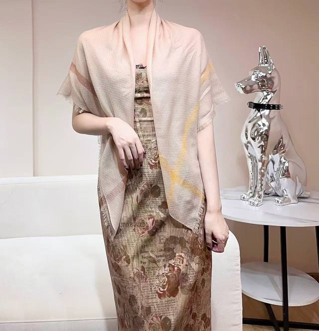 上新Lp极品原单 Lp素色银线条边110 高尖端产物重磅呈现 ，绝无仅有 史无前例 100%纯山羊绒 手感好到爆绝对又是一款手慢无 工艺上采用的是进口300支纯