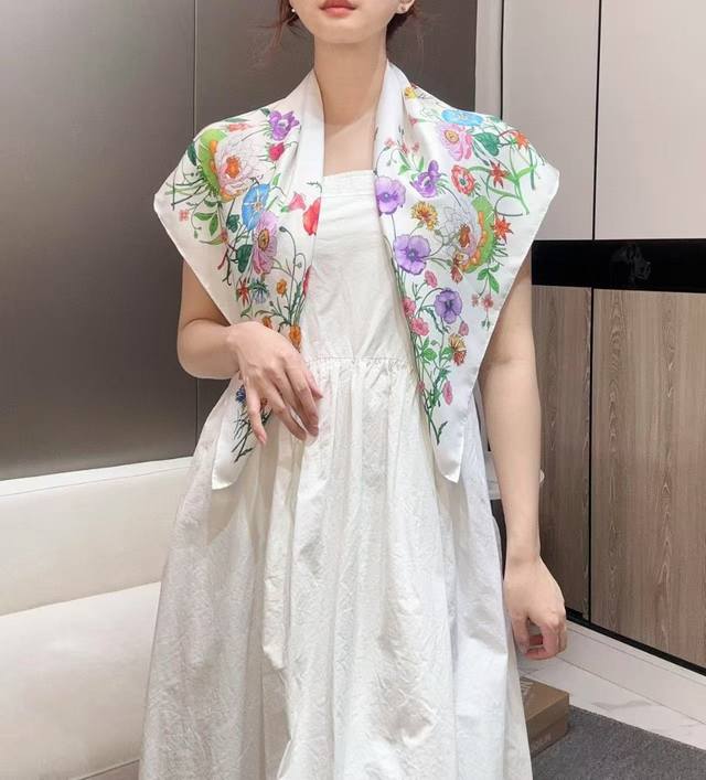 品名: 经典花卉 面料：真丝 尺寸：90*90 颜色:黑色 白色 经典花卉印花一如既往为新推系列注入浪漫气息。该花卉图案最初由艺术家Vittorio Accor