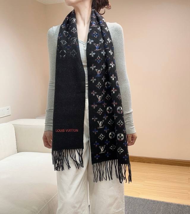 2025Lv爆款来了，采用双面渐变色设计，无论怎么搭都不会出错！好看的款式一定要收！这款Lv围巾，款式很有个性魅力，是围巾里非常Classical的设计，经典大