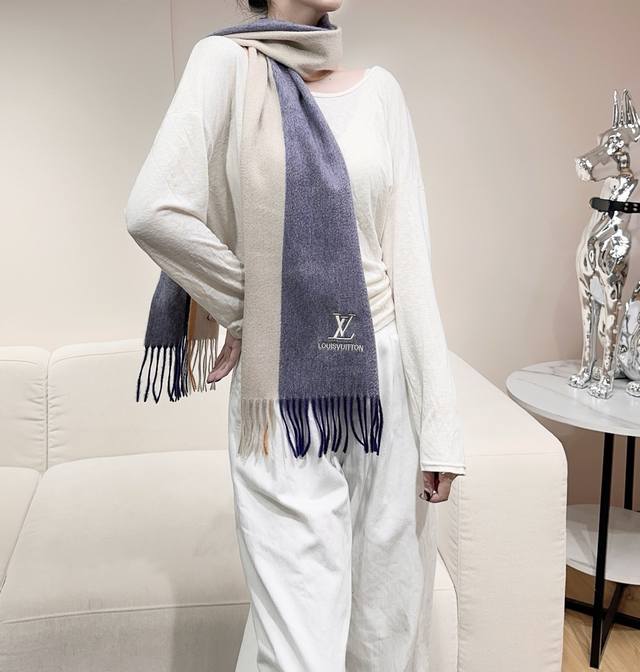 新款到百分之百山羊绒！2025年Lv难得的高端女款，非常正的男女士围巾~面料大爱，非常柔软细腻舒服大气简约，超级好看的女神配色，任何男女生都会喜欢的款吧，经典L