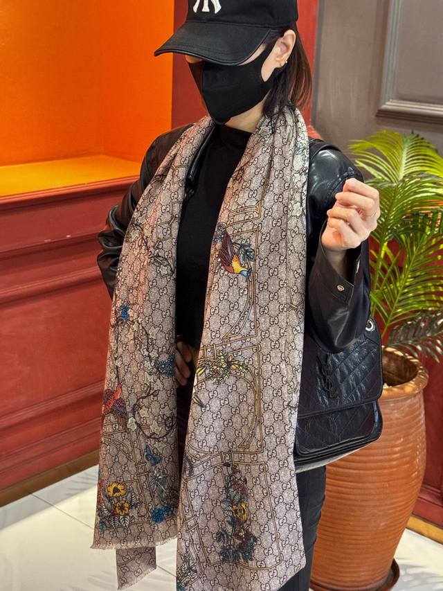 会发光发亮的围巾羊绒新款 速度下手一定要快G家新款 Gg字母花卉长巾 ，高端 大爱 货极少 现在用极好真心美的让人非常非常心动 上身效果简直美翻了 品质非常完美