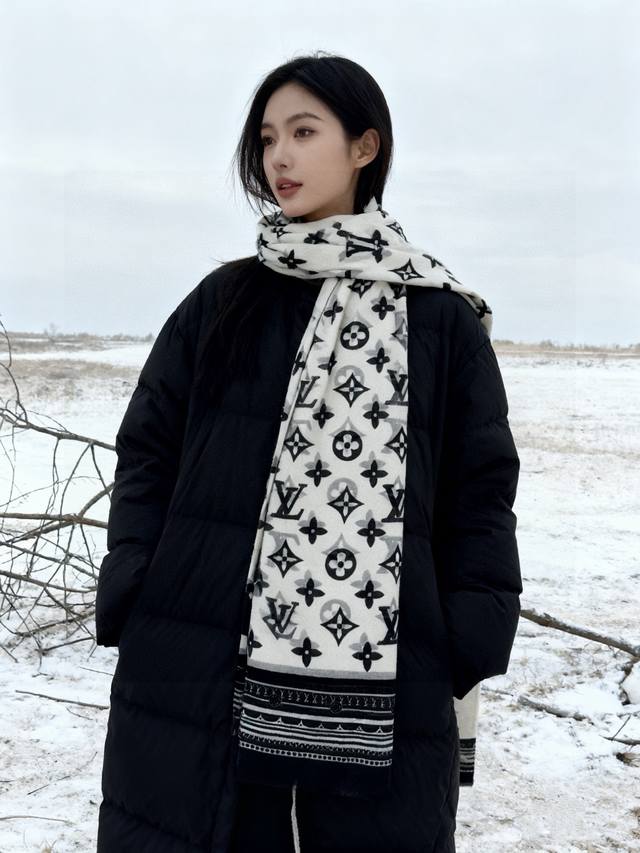 又时髦又百搭！Lv新款老花长巾 提升气质和品味的好单品！！四季必备！！真的无敌实用！！Lv难得的羊绒长巾，！！面料手感真的很好，简单一试，就知道是自己想要的，轻