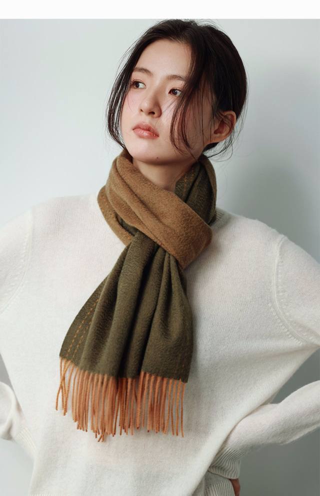 爱马仕冬季新款男女都可以用 双面羊绒长巾 ，自己可以去看看哦，他家的价格p估计会让你却步，太贵了，简直是贵族的价格p。水波纹羊绒具有超高羊绒品质才会被此品牌青睐