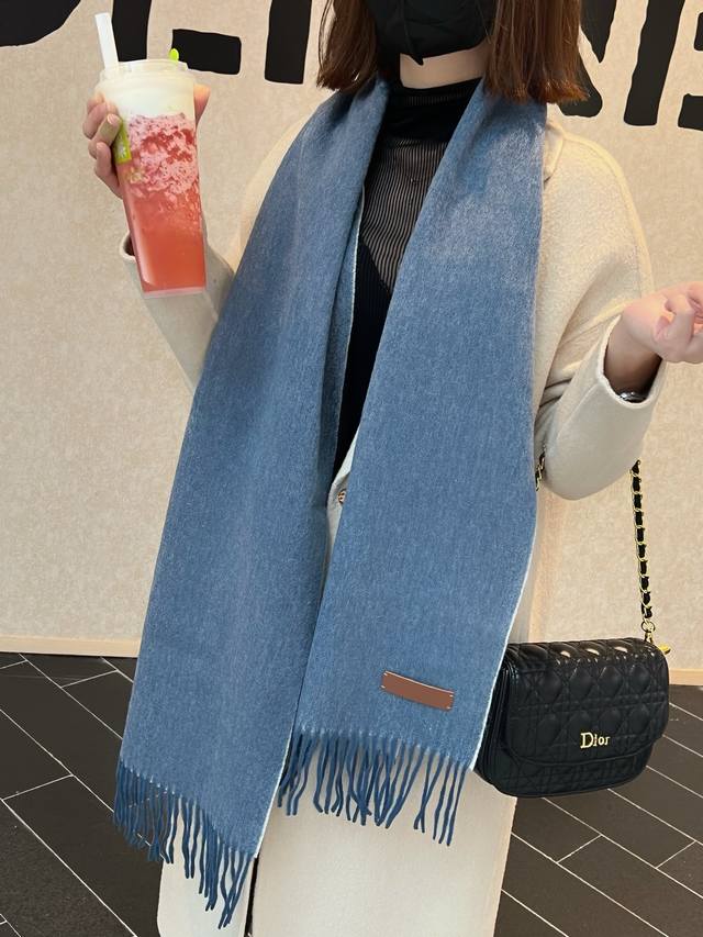 巴宝莉新款 情侣款 巴黎时装展双面羊绒围巾！采用蒙古高原细羊绒！手感满满地都是细腻的绒毛！这个价格p绝对百分之百的实惠！精湛绝伦的绣字工艺！送礼自留都不错！绝对