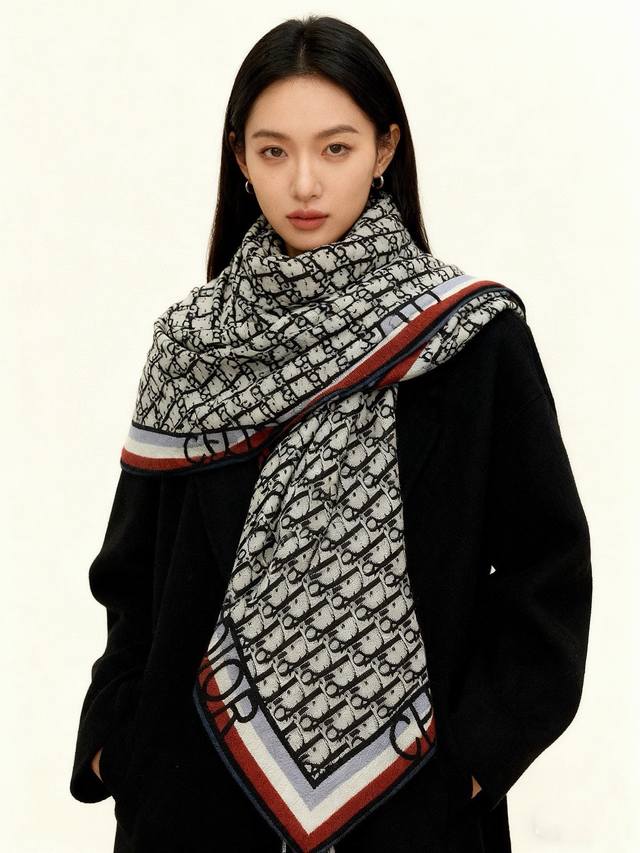 新Dior最最新的专柜主打款 D边框老花140 度假及日常都非常好搭配的款订单私流 一看到就想去度假平时穿搭也非常好搭配，整个人看起来都会神采奕奕好多不用多说，