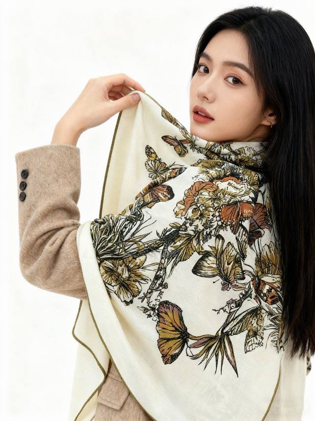 Dior 印花披肩 140顶级丝绒双面同色 Dior Camo papillon 图案 这款披肩饰以 Dior Camo papillon 图案，以优雅而诗意的