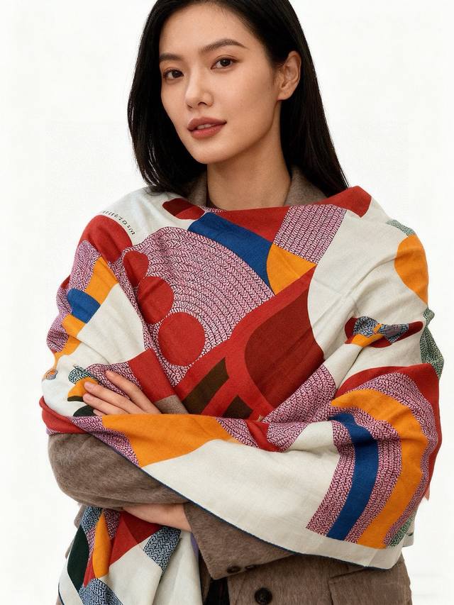 顶级丝羊绒双面同色披肩 骏马之城』！！超级气质！！ 不仅美有其表，更有好品质与好细节的出彩内质！！一上身就能让人充满无限的温柔气质！！高级有品味，高级有调性，有