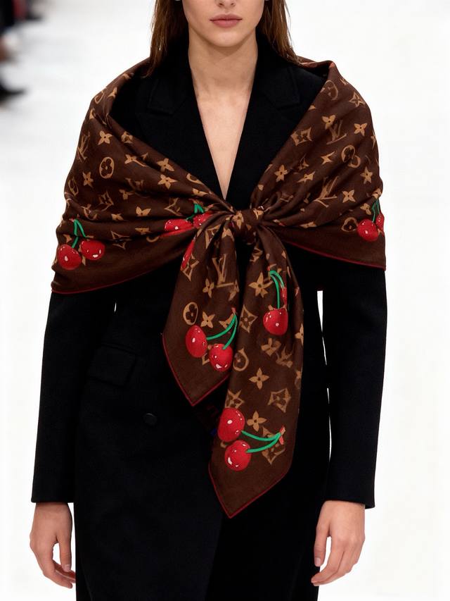 Lv X Tm Monogram Cerise 140丝绒方巾 140双面丝绒同色 Lv × Tm Monogram Cerise 方巾出自路易威登X村上隆复刻