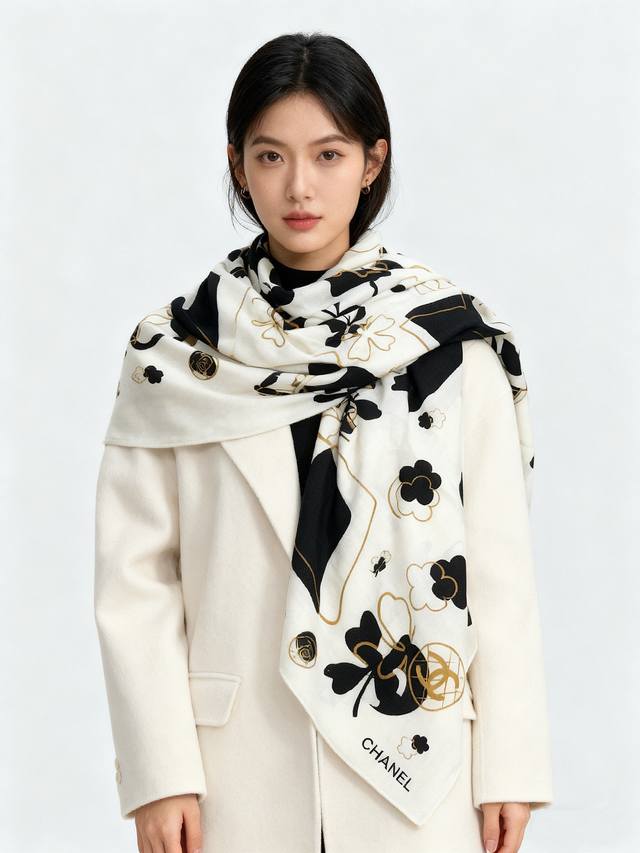 上新 Chanel 经典茶花优雅Coco风，Chanel最新菱格丝绒大方巾~气质到骨子里，香奶奶新一季的面料超高级，真心超级柔软，丝丝顺滑，韧性很强 不容易被轻