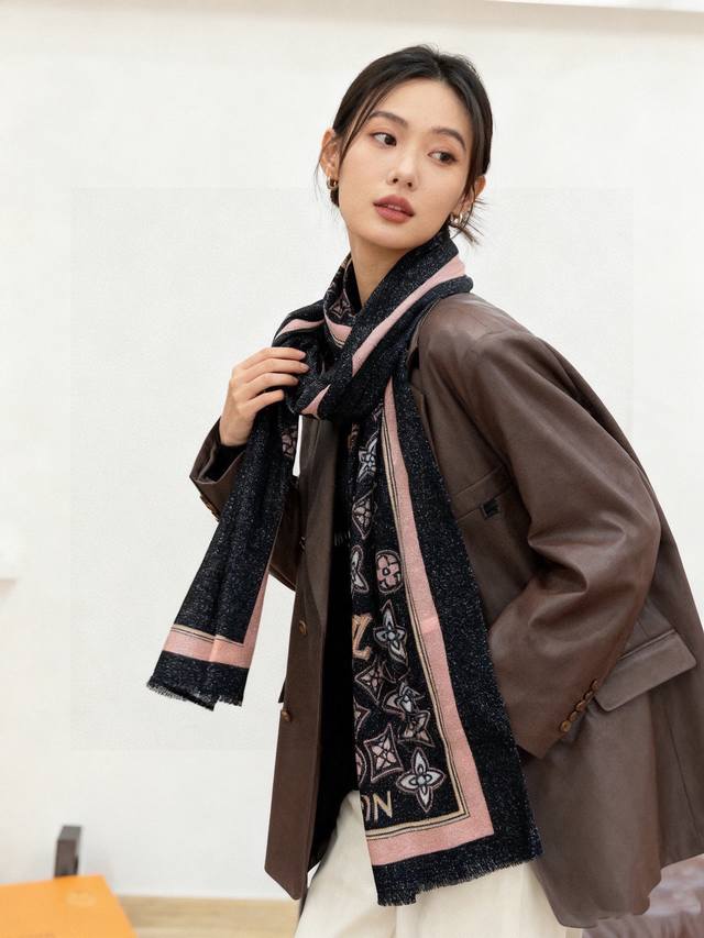 会发光发亮的围巾And Away 系列，致意路易威登的旅行传承。描绘 Monogram 载着路易威登手袋和行李箱升向天空之景！！羊绒材质轻奢感十足 专柜新款面料