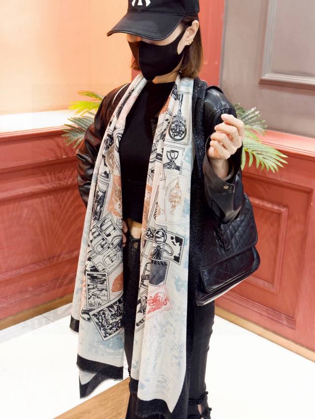 会发光发亮的围巾 羊绒新款买了都说好看推荐爱马仕羊绒方巾，顶级工艺超值爱马仕专柜爆款立体呈现图案纹路实物档次极高特殊工艺高端研发惊艳问世特殊尖端工艺处理受到白富