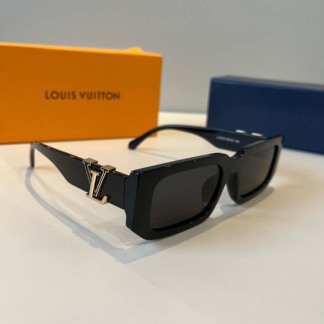Lv 路易威登太阳镜Louis Vuitton Model: 2315 Size: 61013-140 太好看了吧！上脸超显脸小 姐妹们自己体会吧，已经词尽了靈