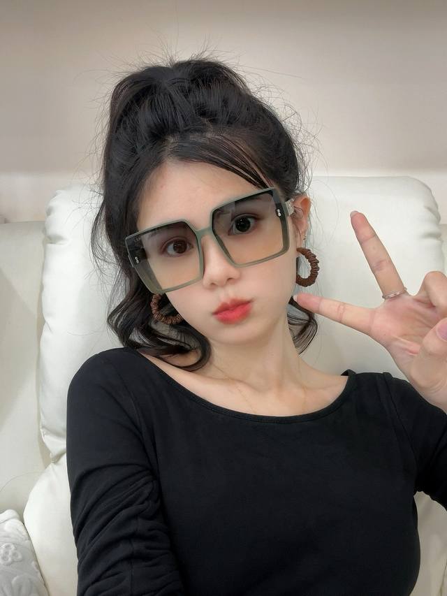 Tr尼龙系列 爱马仕 经典的方框设计，不挑脸型，无论搭配大衣还是连衣裙都非常显气质尼龙镜片预防紫外线 型号：H8780