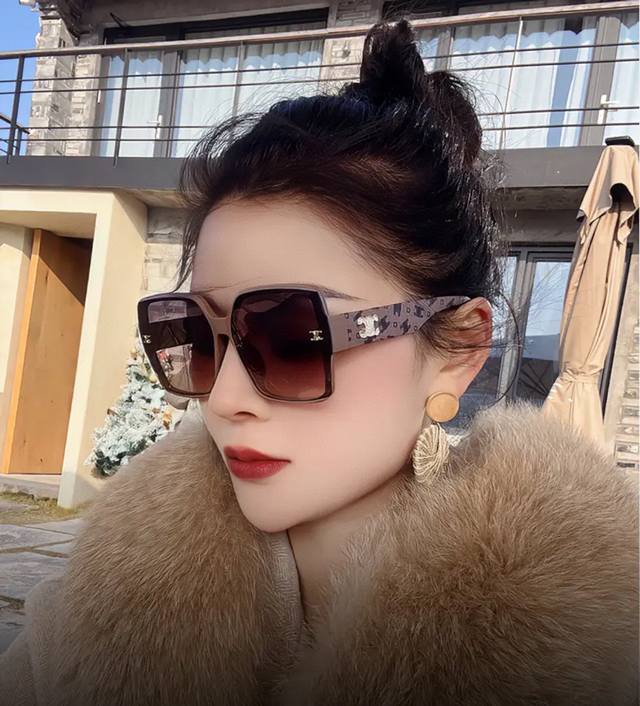 瑟琳 新款到货Tr材制作而成 高品质 2色潮品 大框型太阳镜简约Logo装饰！太阳镜，要的赶紧哦 型号：Sl9301