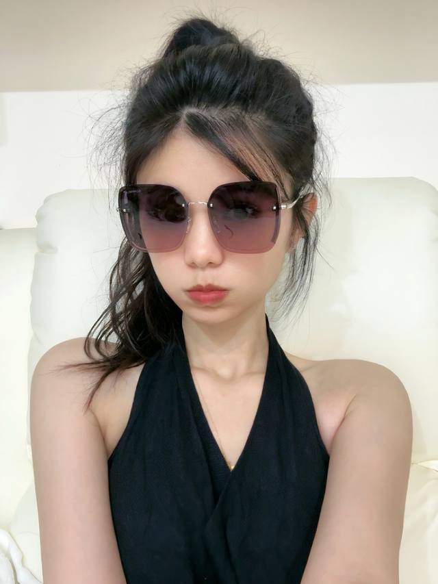 偏光系列 香奈儿 经典的无框设计，不挑脸型，无论搭配大衣还是连衣裙都非常显气质偏光镜片预防紫外线 型号：Ch72989