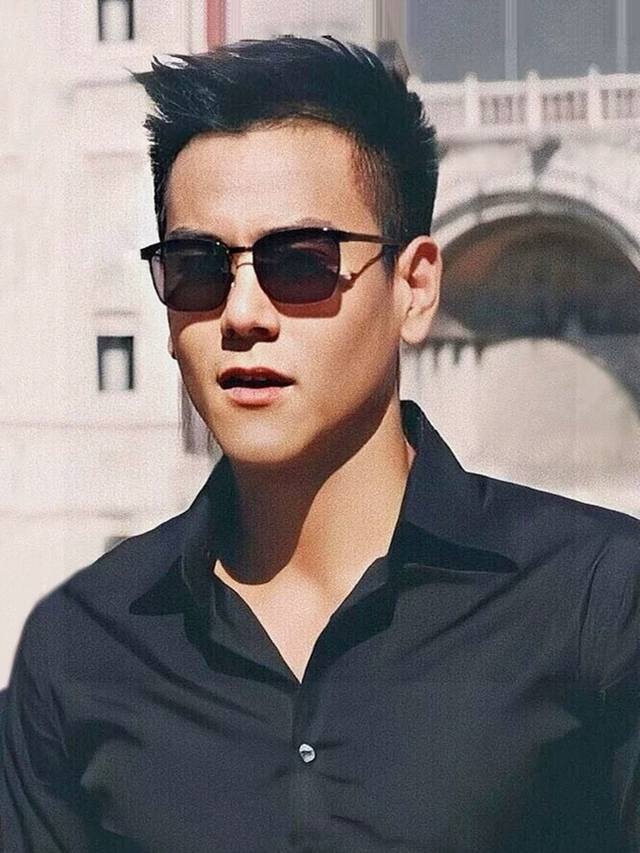 Lv 男款炫彩飞行员偏光太阳镜 材质：高清尼龙加厚卡槽高清偏光镜片 无边框镜架颜型号：L38900