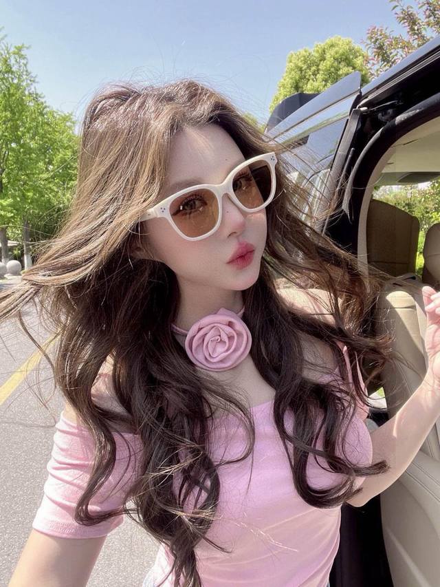 Gucci 经典的小框设计，不挑脸型，无论搭配大衣还是连衣裙都非常显气质尼龙偏光镜片预防紫外线 型号：G35504