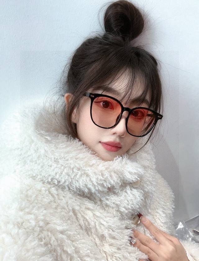 Tr偏光系列 Gucci 经典的圆框设计，情侣款不挑脸型，无论搭配大衣还是连衣裙都非常显气质偏光镜片预防紫外线 型号：G9369