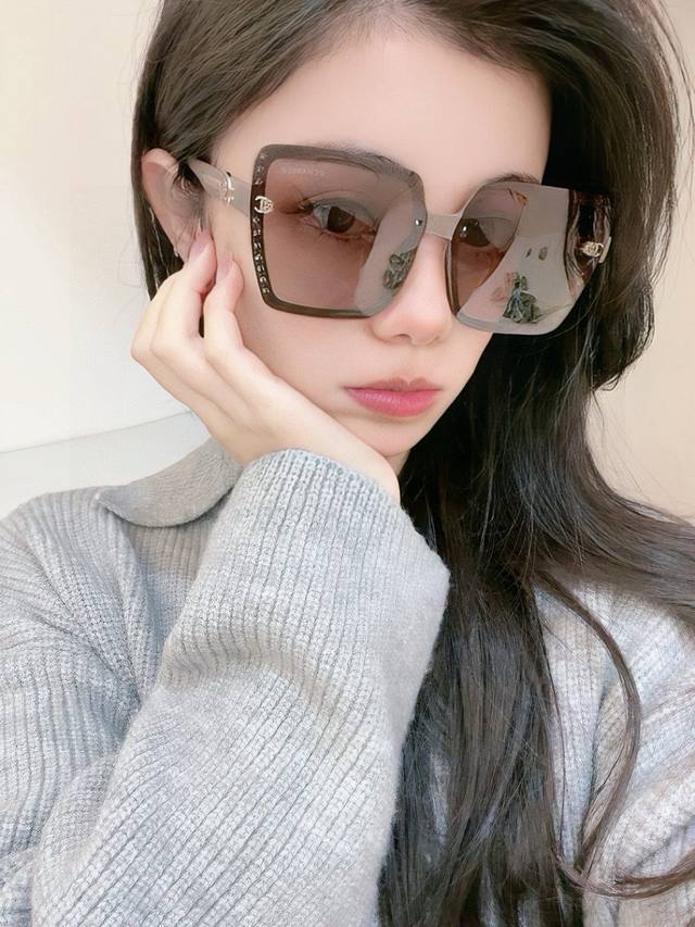 Chanel 香奈儿 2025新款潮流爆款 时尚方框太阳镜 佩戴舒适 网红潮款墨镜 女士高清加厚偏光太阳镜 高品质Tr镜框 型号Ch9990
