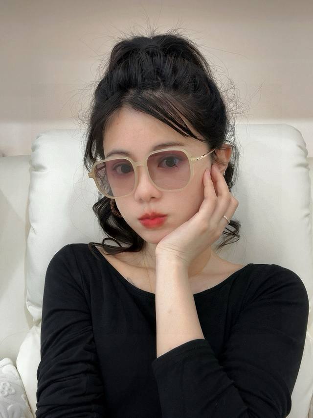 Tr偏光系列 Gucci 经典的方框设计，不挑脸型，无论搭配大衣还是连衣裙都非常显气质尼龙偏光镜片预防紫外线 型号：G2220