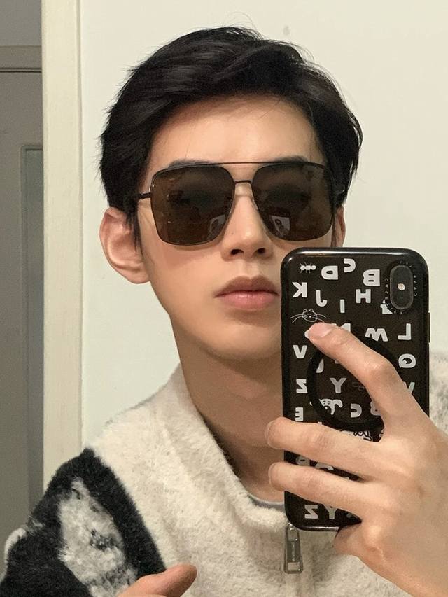 Lv 男款炫彩飞行员偏光太阳镜 材质：高清尼龙加厚卡槽高清偏光镜片 无边框镜架颜型号：L38903