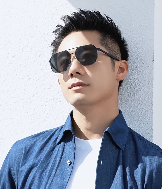 Lv 男款炫彩飞行员偏光太阳镜 材质：高清尼龙加厚卡槽高清偏光镜片 无边框镜架颜型号：L88903