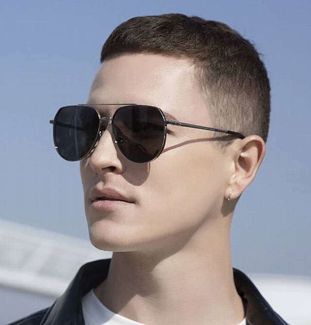 Lv 男款炫彩飞行员偏光太阳镜 材质：高清尼龙加厚卡槽高清偏光镜片 无边框镜架颜型号：L98902