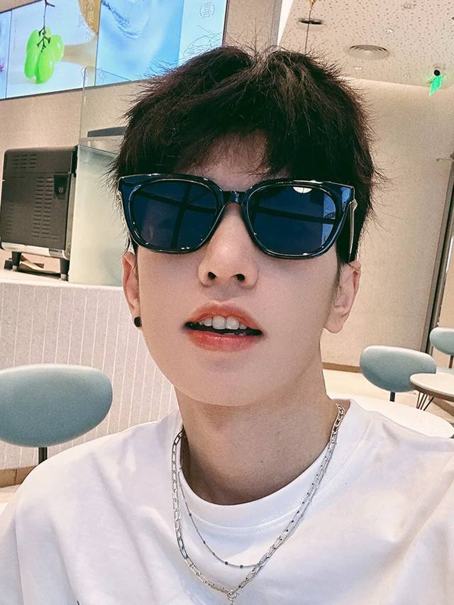 Gucci 2025开春新款 潮流爆款 时尚方框偏光太阳镜 高品质 佩戴舒适 网红潮款墨镜 女士高清尼龙偏光太阳镜 高品质Tr镜框 型号：G21100