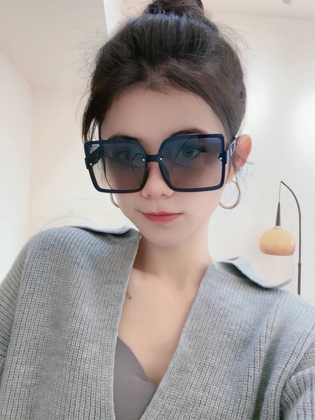 Dior-迪奥 2025开春新款 潮流爆款 时尚方框偏光太阳镜 高品质 佩戴舒适 网红潮款墨镜 女士高清偏光太阳镜 高品质Tr镜框 型号：Cd2727