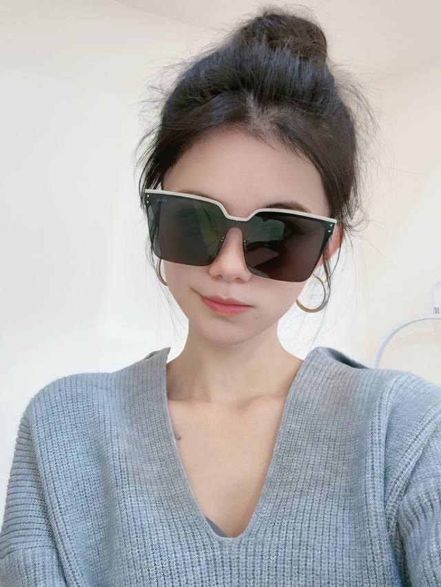 Dior尼龙偏光连体太阳镜 2025开春新款 潮流爆款 时尚方框偏光太阳镜 高品质 佩戴舒适 网红潮款墨镜 女士高清尼龙偏光太阳镜 高品质Tr镜框 型号：Cd2