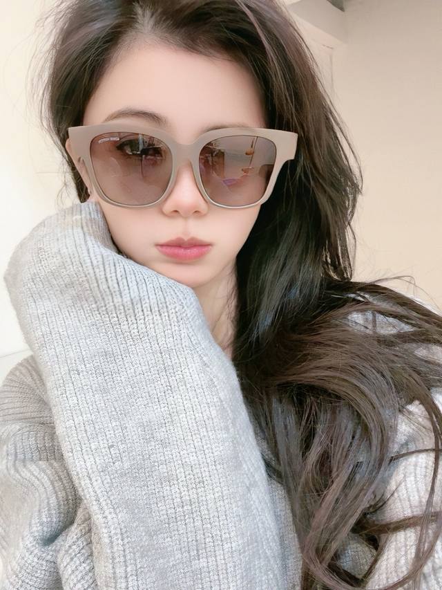 Tr偏光系列 Lv大框太阳镜墨镜经典的方框设计，不挑脸型，无论搭配大衣还是连衣裙都非常显气质偏光镜片预防紫外线 型号：型号：L5516